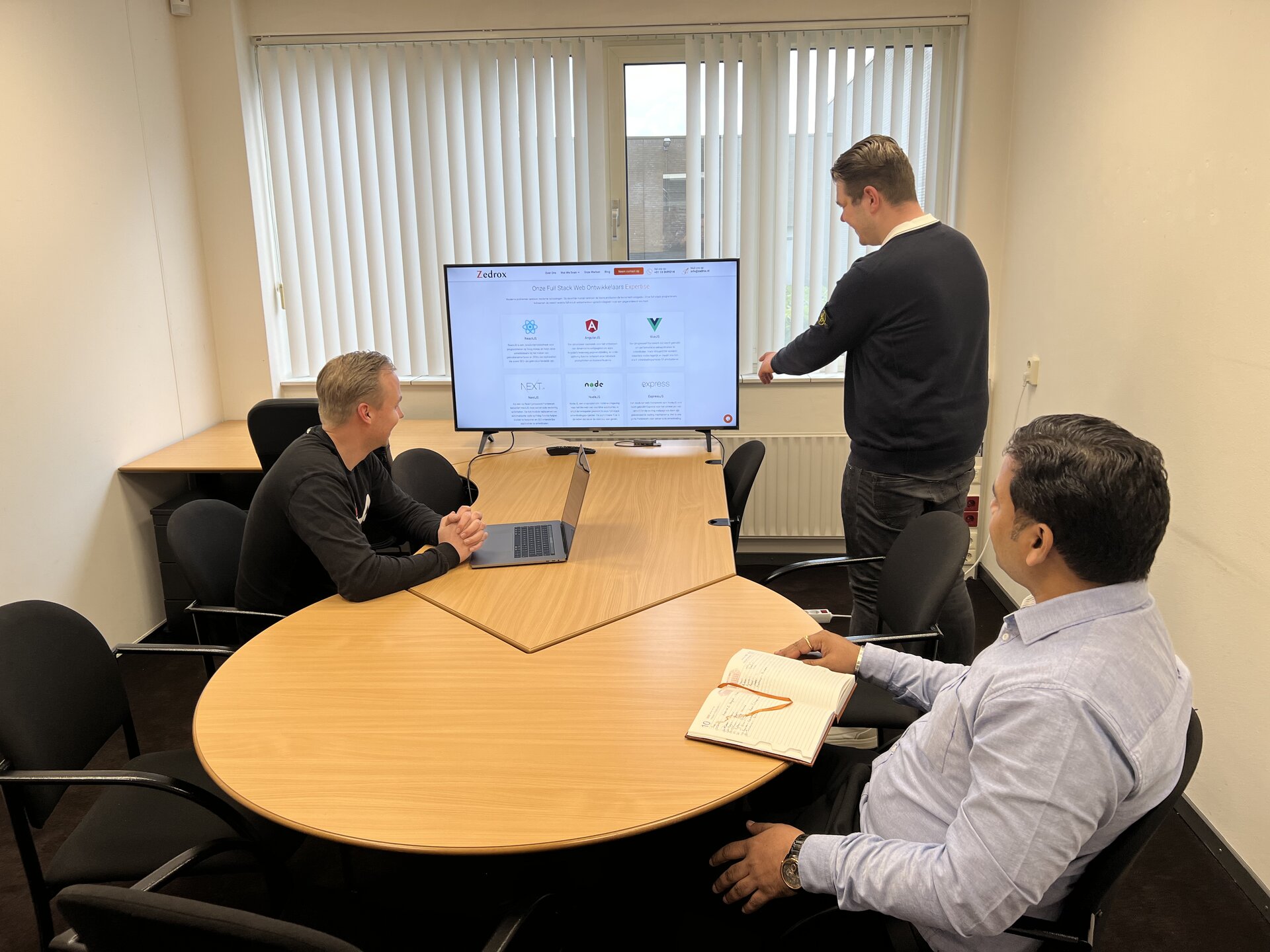 Twee developers werken samen aan code